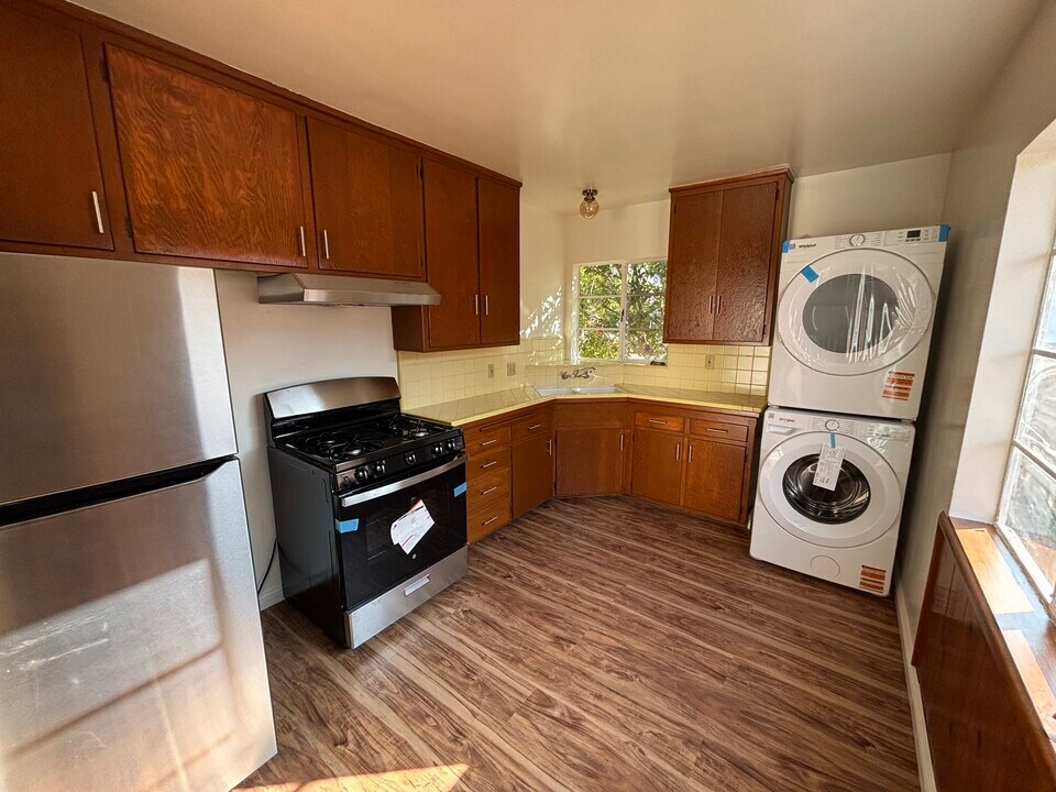 4616 Kingswell Ave, Unit 1-4 in Los Angeles, CA - Building Photo