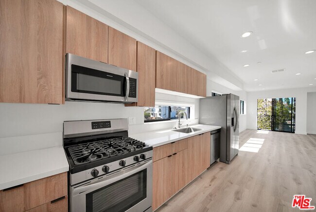 408 1/2 N Kenmore Ave in Los Angeles, CA - Building Photo - Building Photo