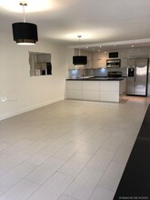 3800 N Hills Dr-Unit -211 in Hollywood, FL - Building Photo - Building Photo