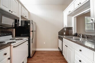 1616 Avenue N, Unit 12 in Huntsville, TX - Building Photo - Building Photo