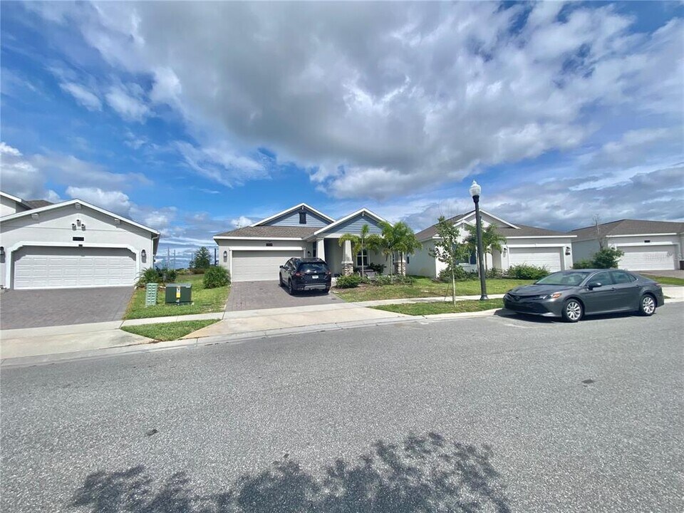 6464 Needle Wy in St. Cloud, FL - Foto de edificio