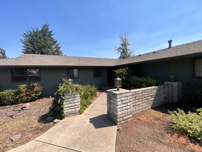 2100 Hobert St in Medford, OR - Building Photo - Building Photo