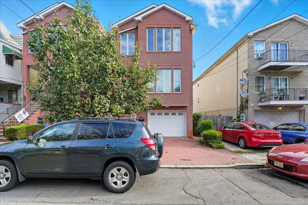 108 Kearney Ave in Jersey City, NJ - Building Photo