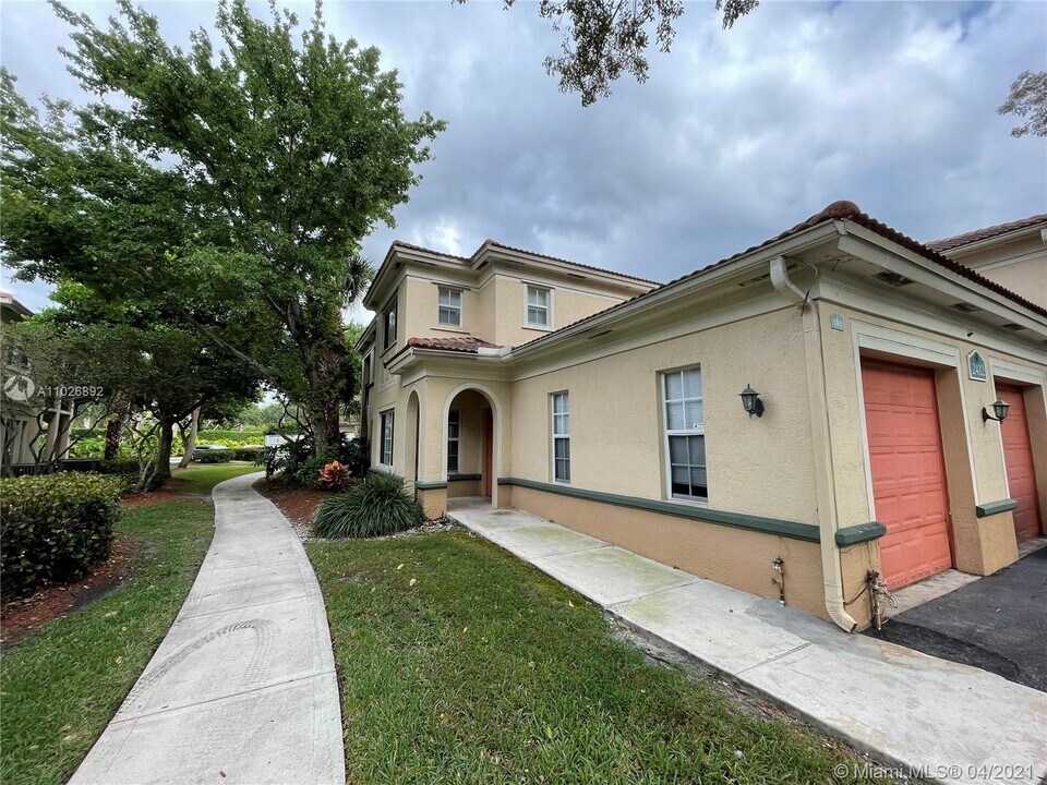 2482 Centergate Dr-Unit -101 in Miramar, FL - Building Photo