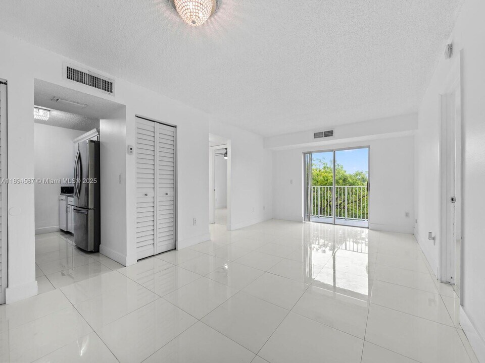 8260 SW 210th St in Cutler Bay, FL - Building Photo