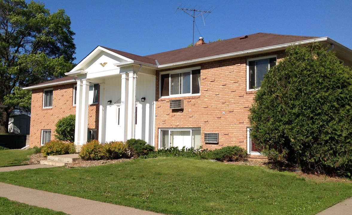 Bayport Colonial Apartments in Bayport, MN - Building Photo