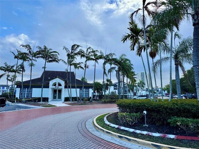 9731 Fontainebleau Blvd in Miami, FL - Building Photo - Building Photo