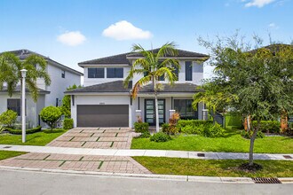 15800 NW 88th Ave in Miami Lakes, FL - Building Photo - Building Photo