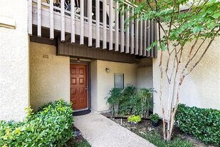 4537 N O'Connor Rd in Irving, TX - Building Photo