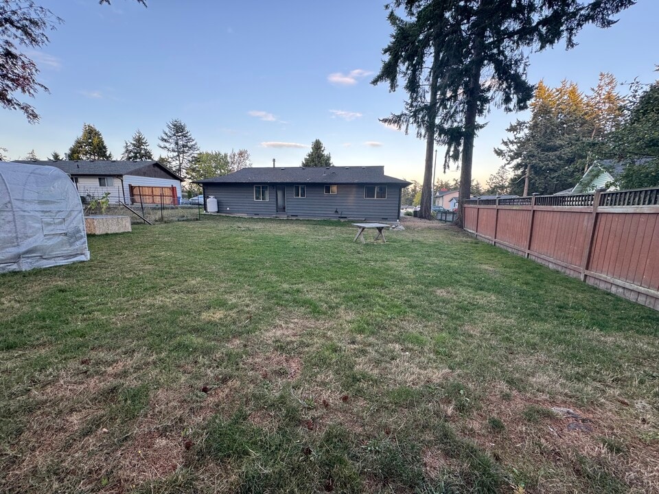 899 Cathlamet Dr in Oak Harbor, WA - Building Photo