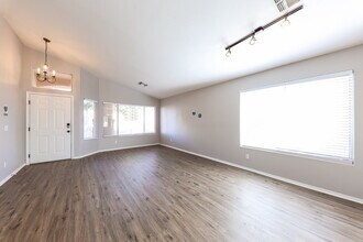 8019 W Alex Ave in Peoria, AZ - Foto de edificio - Building Photo