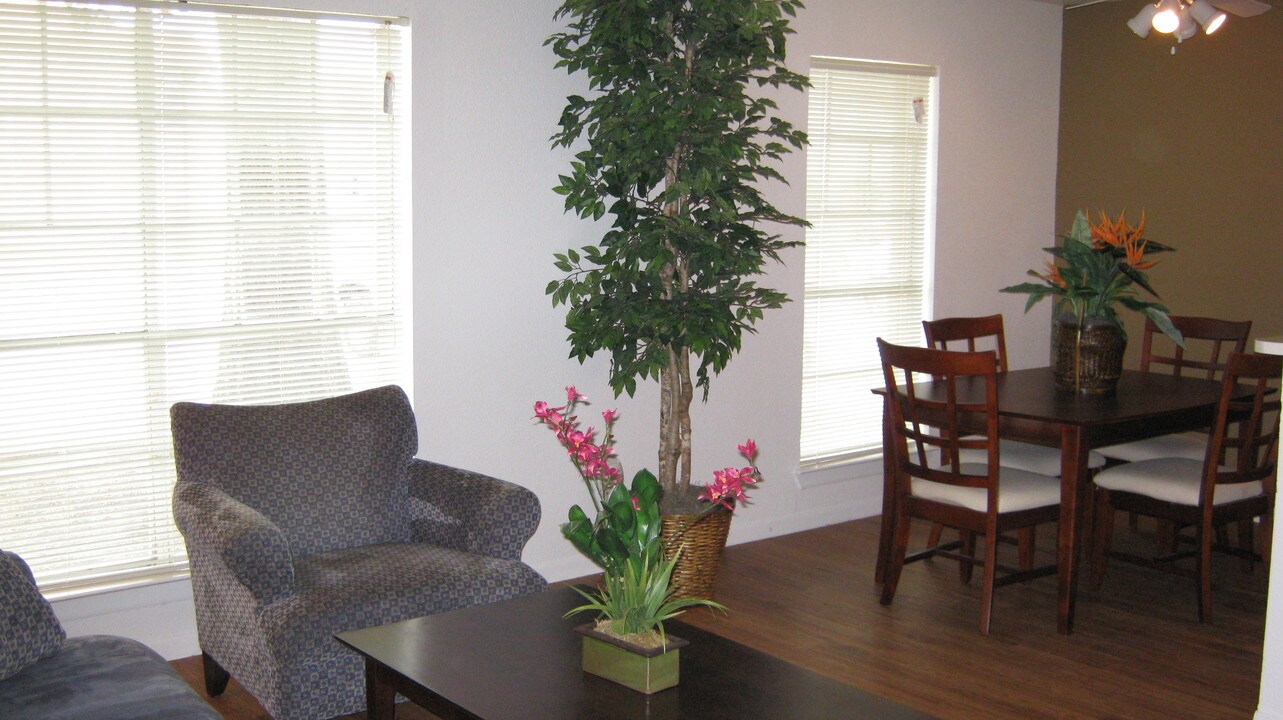 Parker Square Apartments (EPMTx) in Houston, TX - Building Photo