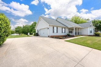 124 Cornelson Dr in Greer, SC - Building Photo - Building Photo