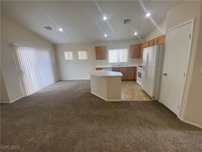 2128 Mountain Sunset Ave in North Las Vegas, NV - Foto de edificio - Building Photo
