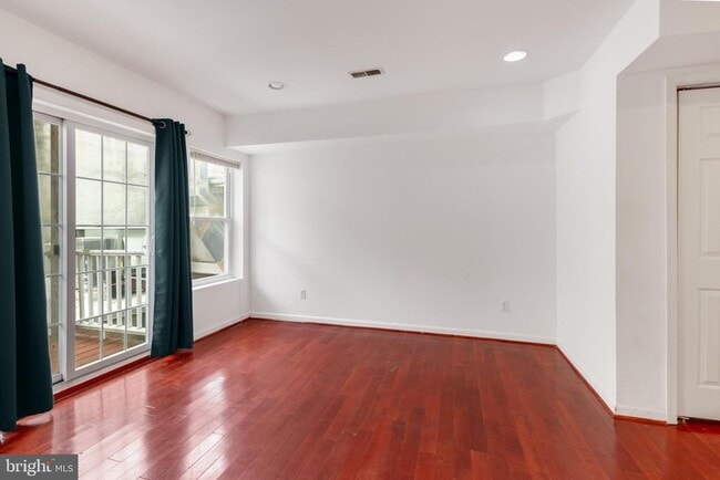 5 W Girard Ave in Philadelphia, PA - Building Photo - Building Photo