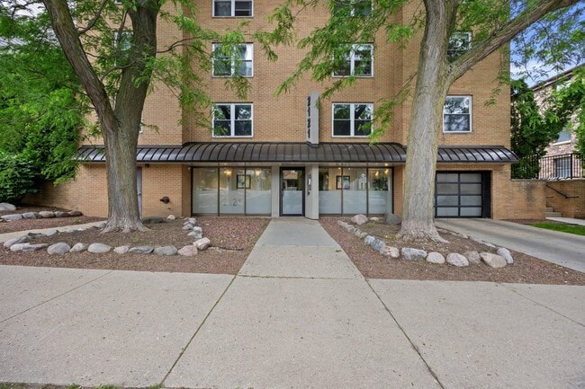 property at 2121 N Cambridge Ave