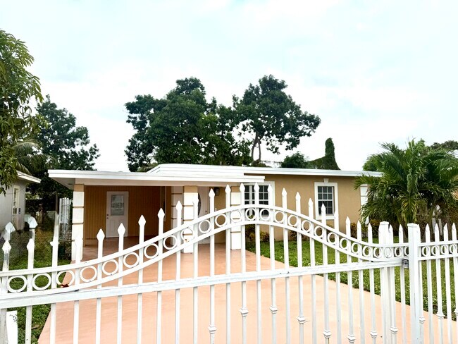 1161 NW 116th St in Miami, FL - Building Photo - Building Photo