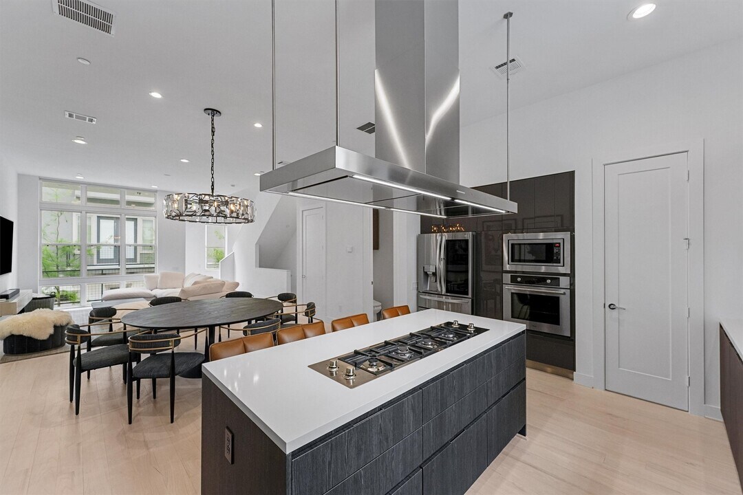 5854 E Post Oak Ln in Houston, TX - Building Photo