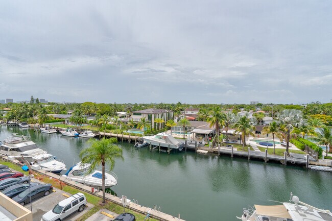 2350 NE 135th St, Unit 510 in North Miami, FL - Foto de edificio - Building Photo