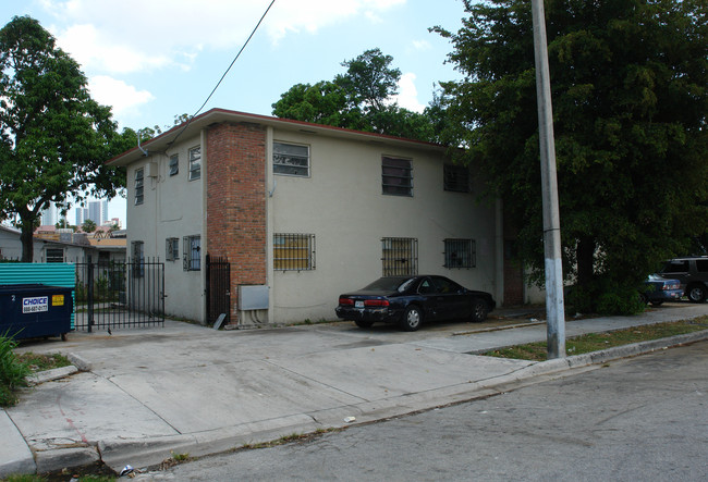 737 NW 12th St in Miami, FL - Foto de edificio - Building Photo