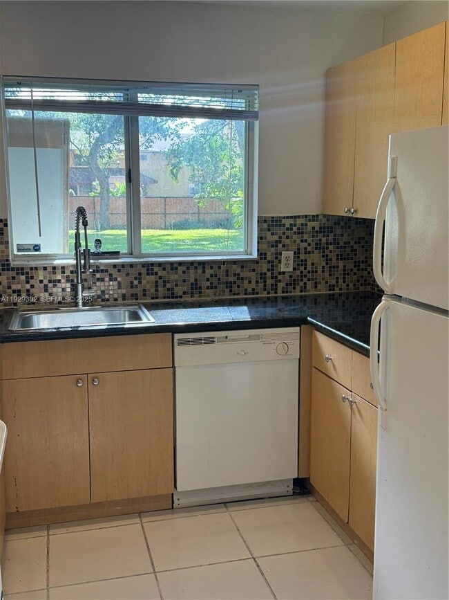 2522 NE 184th Terrace in North Miami Beach, FL - Building Photo - Building Photo