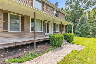 52 Washington Rd in Brimfield, MA - Foto de edificio - Building Photo