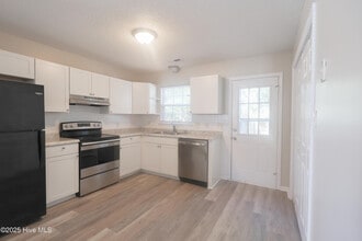 1091 W Pueblo Dr in Jacksonville, NC - Building Photo - Building Photo