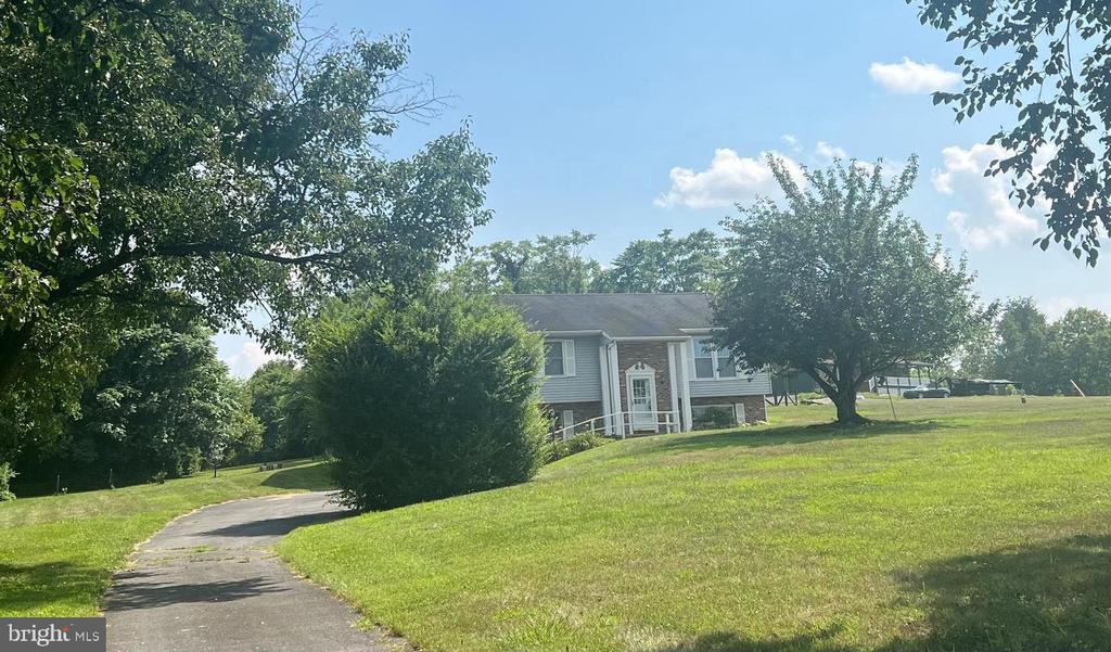 5551 Doubs Rd in Adamstown, MD - Building Photo