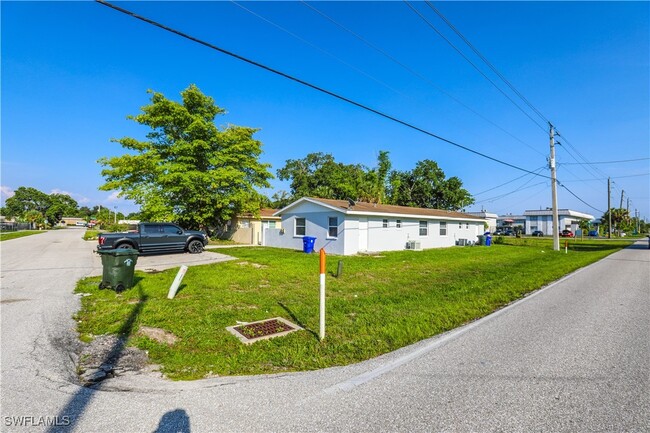 2406 Linhart Ave in Ft. Myers, FL - Building Photo - Building Photo