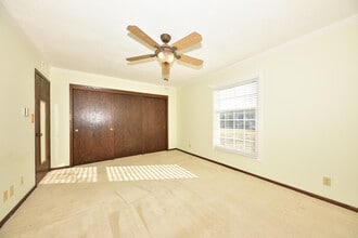 2076 Chateau Ct in Grafton, WI - Foto de edificio - Building Photo
