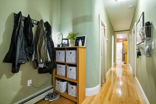 68 Calumet St, Unit #2 Apartamentos