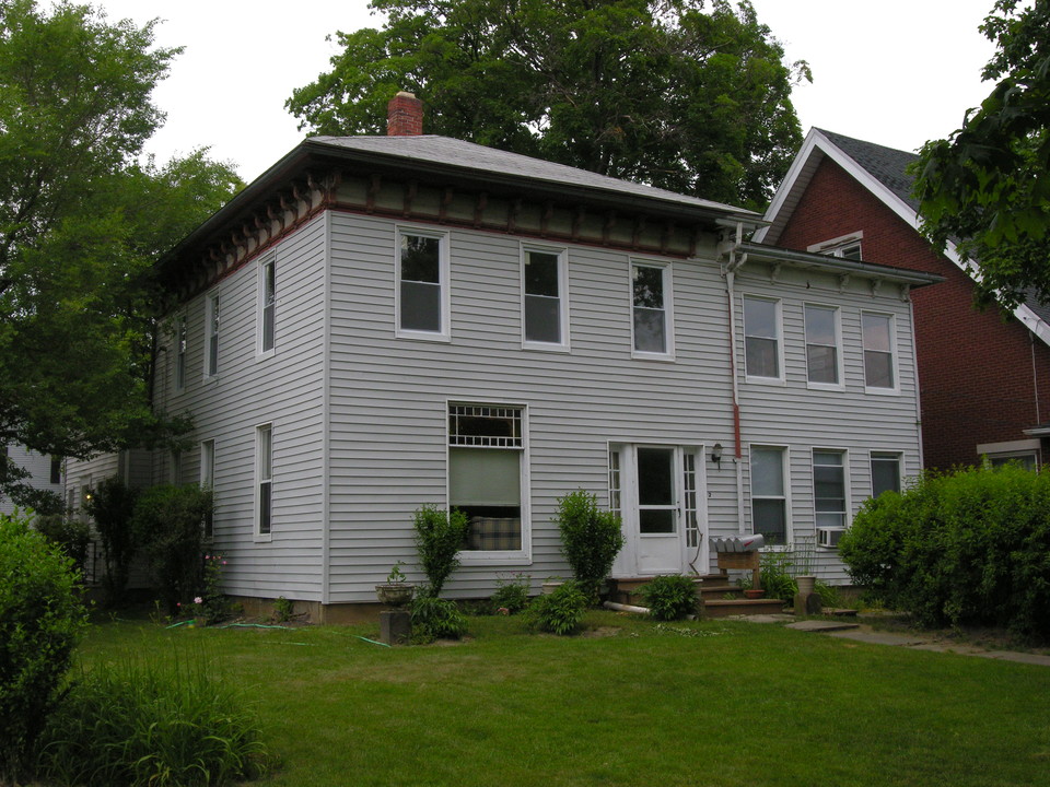 245 W Liberty St in Medina, OH - Foto de edificio