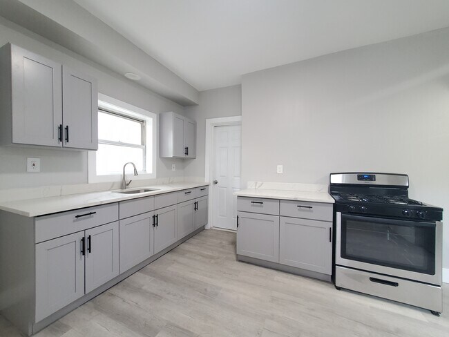 146 S Clinton St in East Orange, NJ - Building Photo - Building Photo