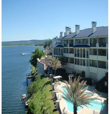 Island on Lake Travis in Lago Vista, TX - Foto de edificio - Building Photo