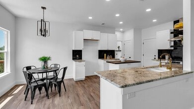 105 Chesterfield Dr in Kingsland, TX - Foto de edificio - Building Photo