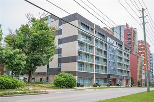 250 Albert St in Waterloo, ON - Building Photo