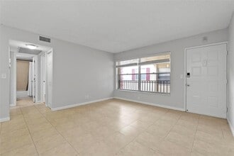 3586 N University Dr in Coral Springs, FL - Foto de edificio - Building Photo
