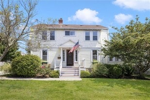 10 Eustis Ave in Newport, RI - Building Photo