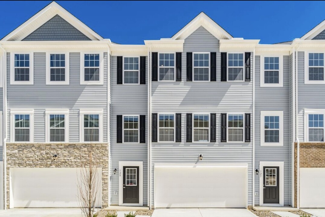 129 Coyote Willow Dr in Etna, OH - Building Photo