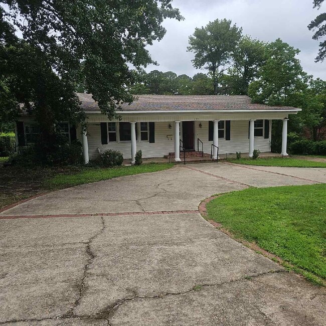 property at 209 N Pinecrest Dr