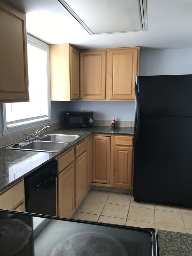 1000 S Semoran Blvd in Winter Park, FL - Foto de edificio - Building Photo