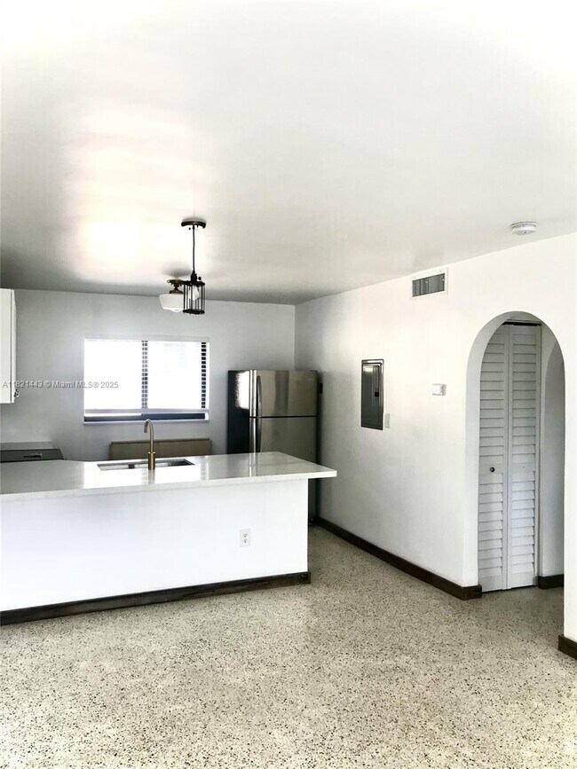 910 SW 4th Ave in Miami, FL - Building Photo - Building Photo