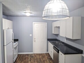 Somerset Apartment in College Park, GA - Building Photo - Building Photo