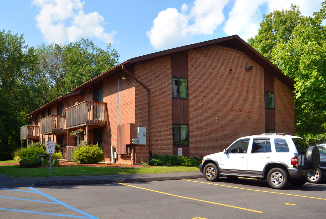 Woodside Village in Bloomfield, CT - Foto de edificio