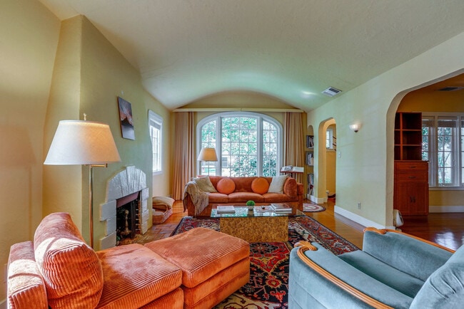 2627 Land Park Dr