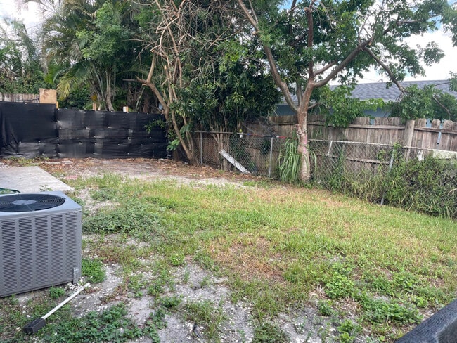 1637 Barbarie Ln in West Palm Beach, FL - Building Photo - Building Photo