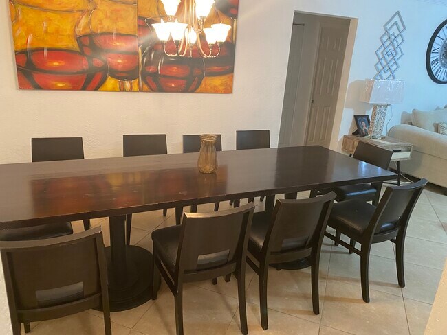 9607 NW 66th St in Tamarac, FL - Foto de edificio - Building Photo