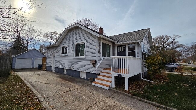 1310 Waverly Ave in Grand Haven, MI - Foto de edificio - Building Photo