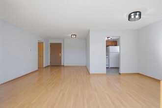 1460 Fairlane Dr in Schaumburg, IL - Building Photo - Building Photo