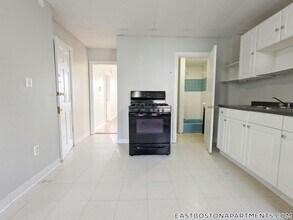 259 Border St, Unit 3 in Boston, MA - Foto de edificio - Building Photo